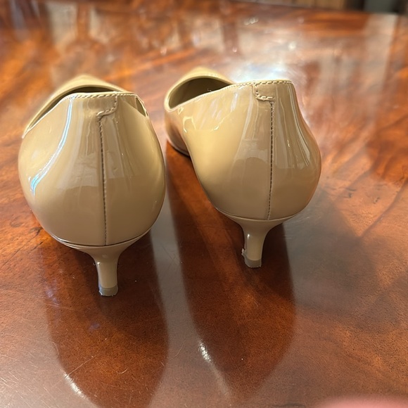 Via Spiga Patent Leather Nude Low Kitten Heel Pumps Shoes Size 9 8.5 - Picture 5 of 6